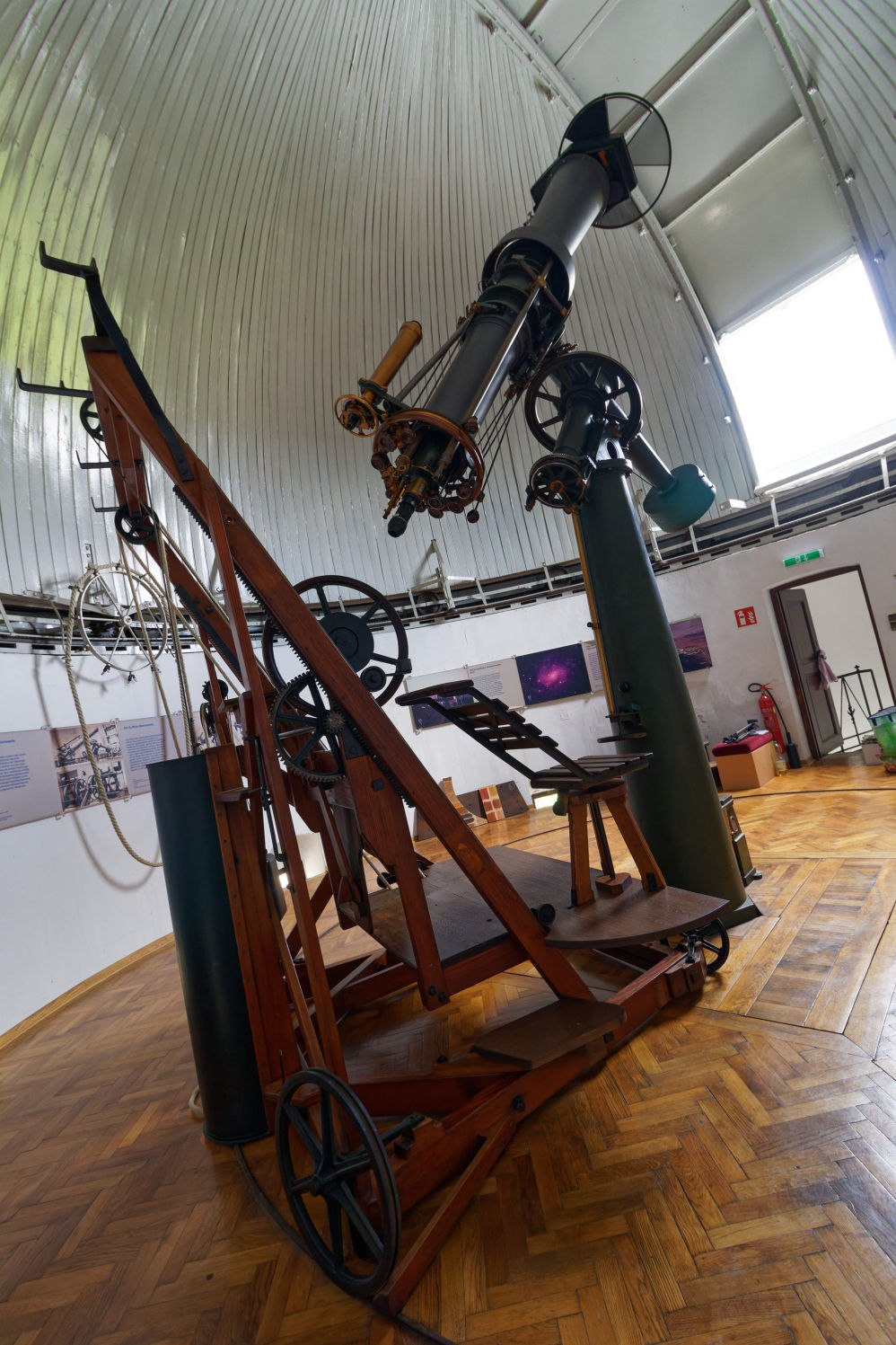 Heliometer mit geöffneter Kuppel
